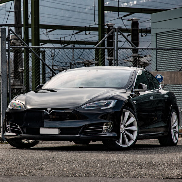 Tesla setzt autonome Fahrfunktion aus